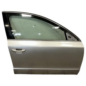 Škoda Superb 2 facelift kombi r.v. 2014 stříbrná metalíza kód barvy LA7W 9156 8E8E pravé přední dveře 3T0831056 S5VX3T60406 Škoda Superb 2 facelift kombi r.v. 2014 stříbrná metalíza kód barvy LA7W 9156 8E8E pravé přední dveře 3T0831056 S5VX3T60406